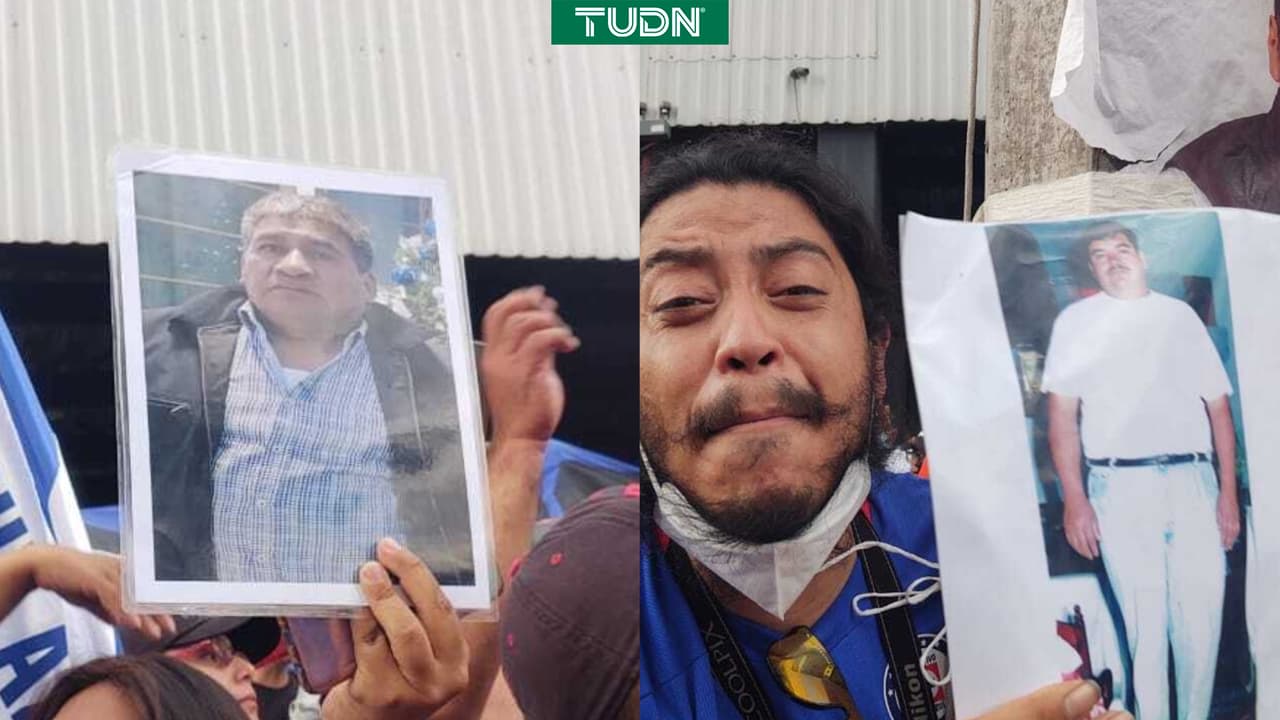 Aficionados llevan fotos de familiares muertos a apoyar al Cruz Azul
