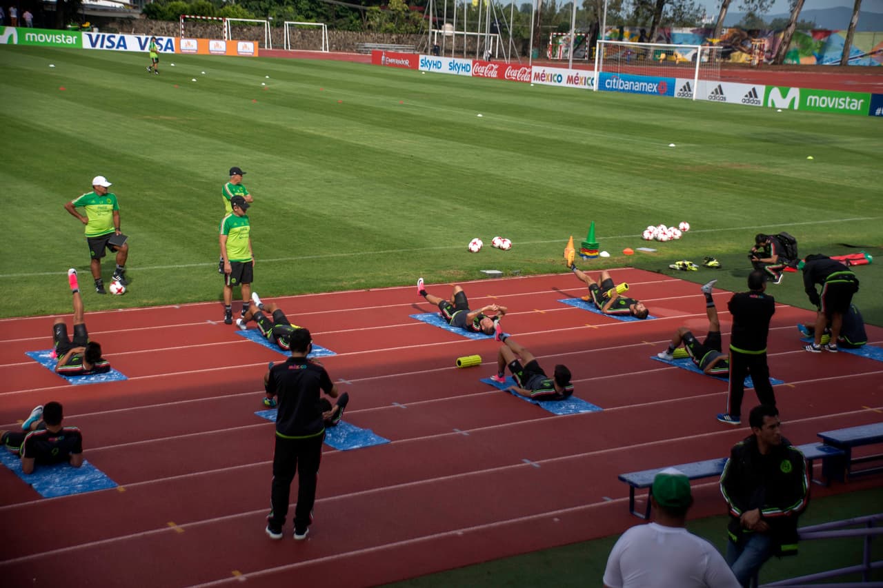 El grupo inició con trabajos de estiramiento sobre la pista atlética del Centenario.
