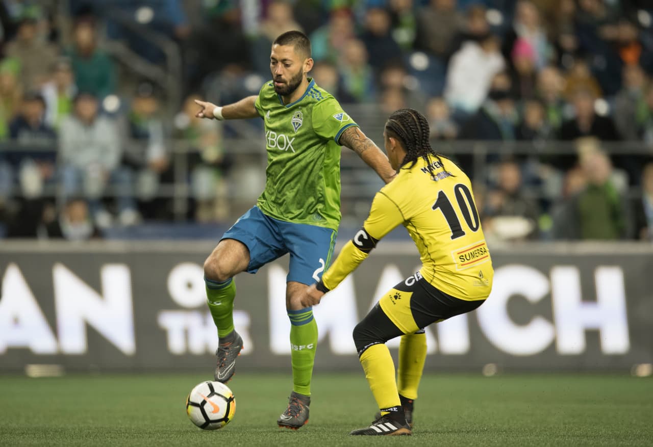 Clint Dempsey, la gran figura del equipo de la MLS, buscaba desde el primer momento los espacios para hacer daño.