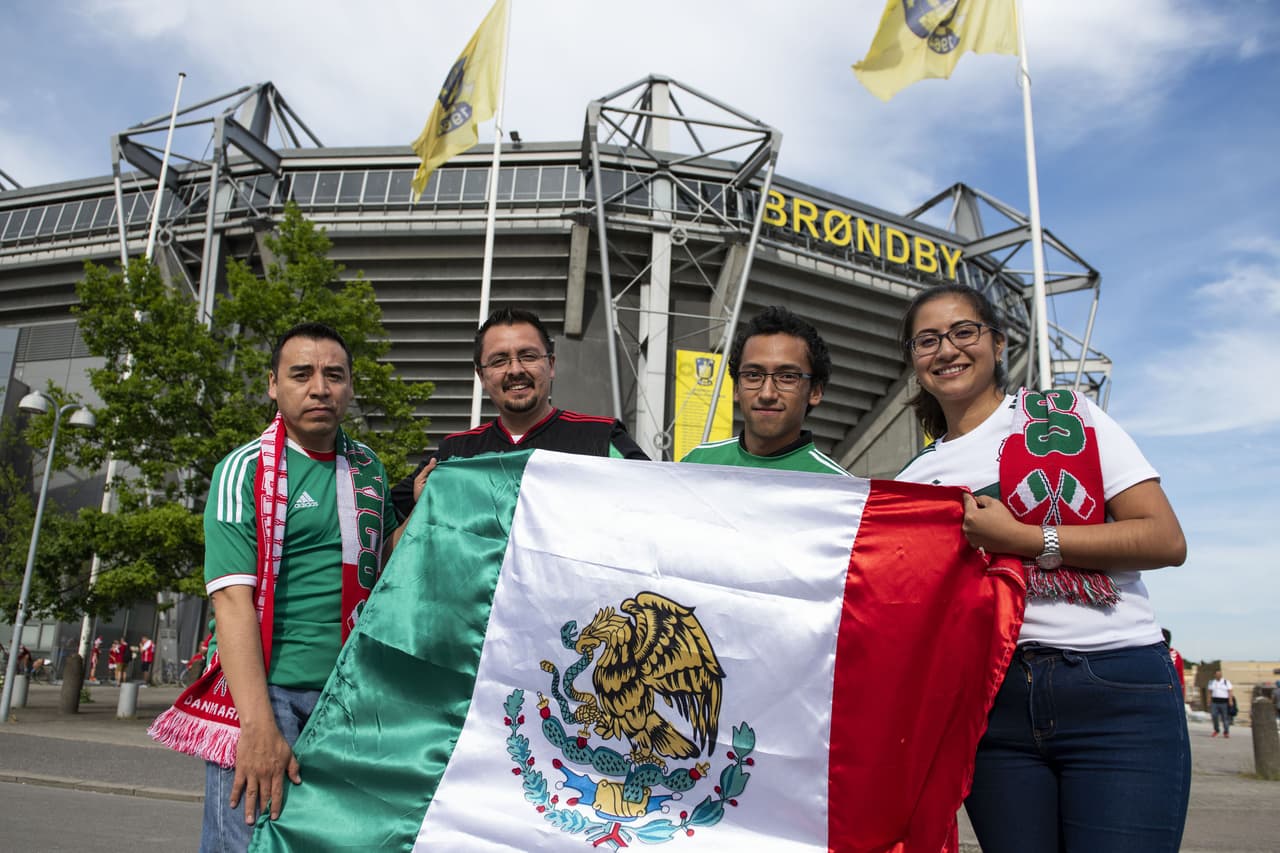Las aficiones de México y Dinamarca conviven en Copenague previo al último ensayo de ambas selecciones antes de sus debuts en la Copa del Mundo Rusia 2018.