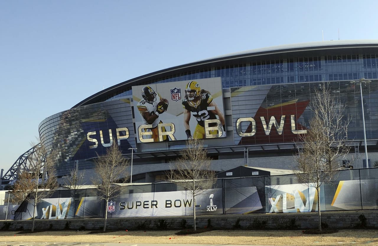 SUPER BOWL XLV / Cowboys Stadium en Arlington Los Dallas Cowboys tenían el récord de apariciones en Super Bowl con 8. Ahora estaba en casa el partido grande. No había equipo, registro de 6 - 10.