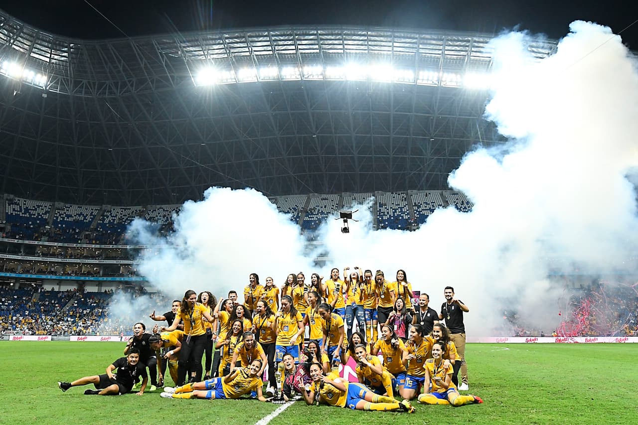 Tigres se corona campeón de la Liga MX Femenil tras vencer 2-1 a Monterrey en el Juego de Vuelta de la gran Final del Clausura 2019 y con un 3-2 en el global en partido efectuado en el Estadio BBVA. Así fueron los festejos de las felinas campeonas.