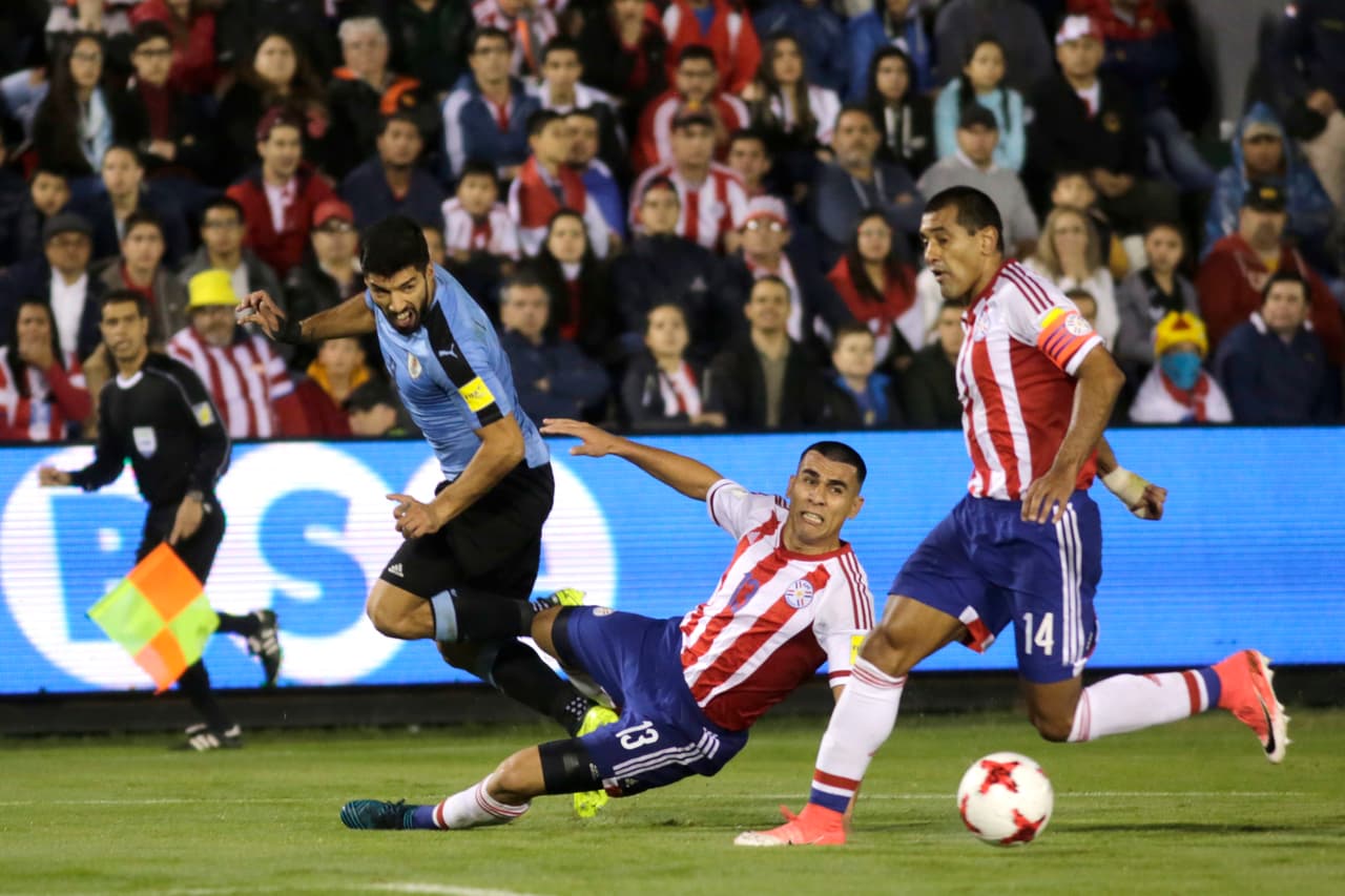 Paulo da Silva mantuvo a raya a Luis Suárez mientras el partido permaneció 0-0.