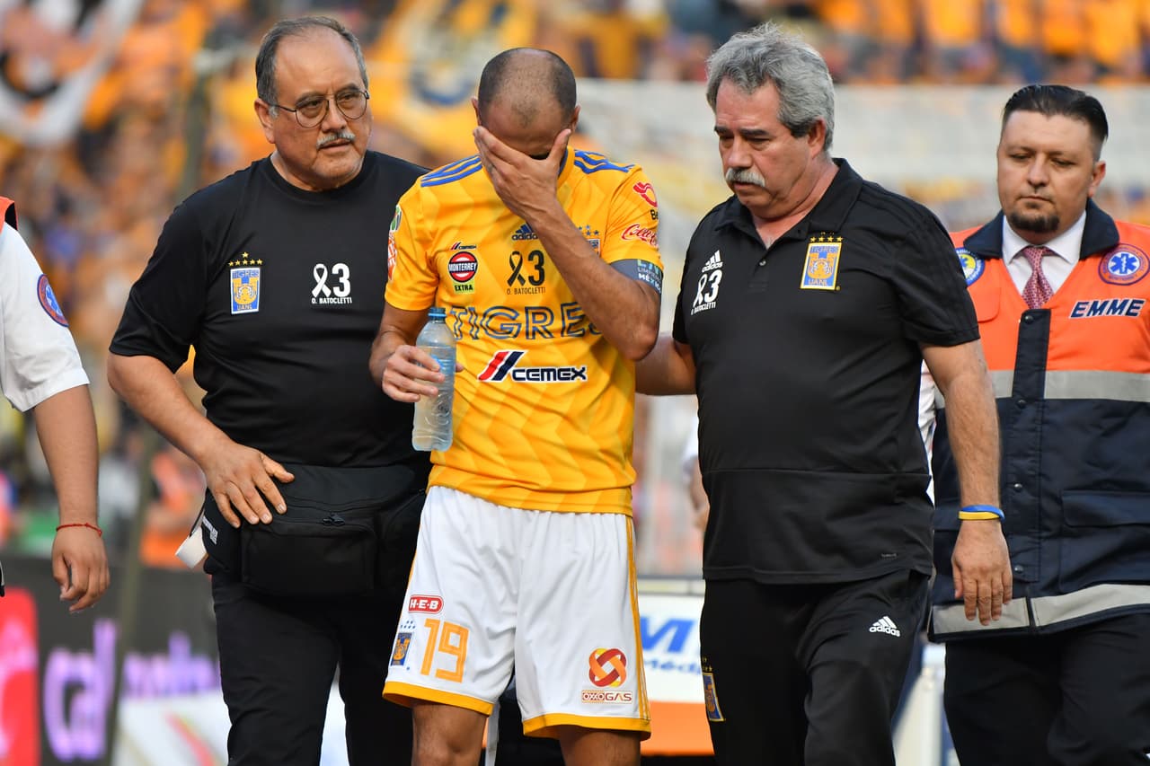 Las asistencias médicas se hicieron presentes y el futbolista volvió al campo pero en el descanso fue trasladado al hospital.