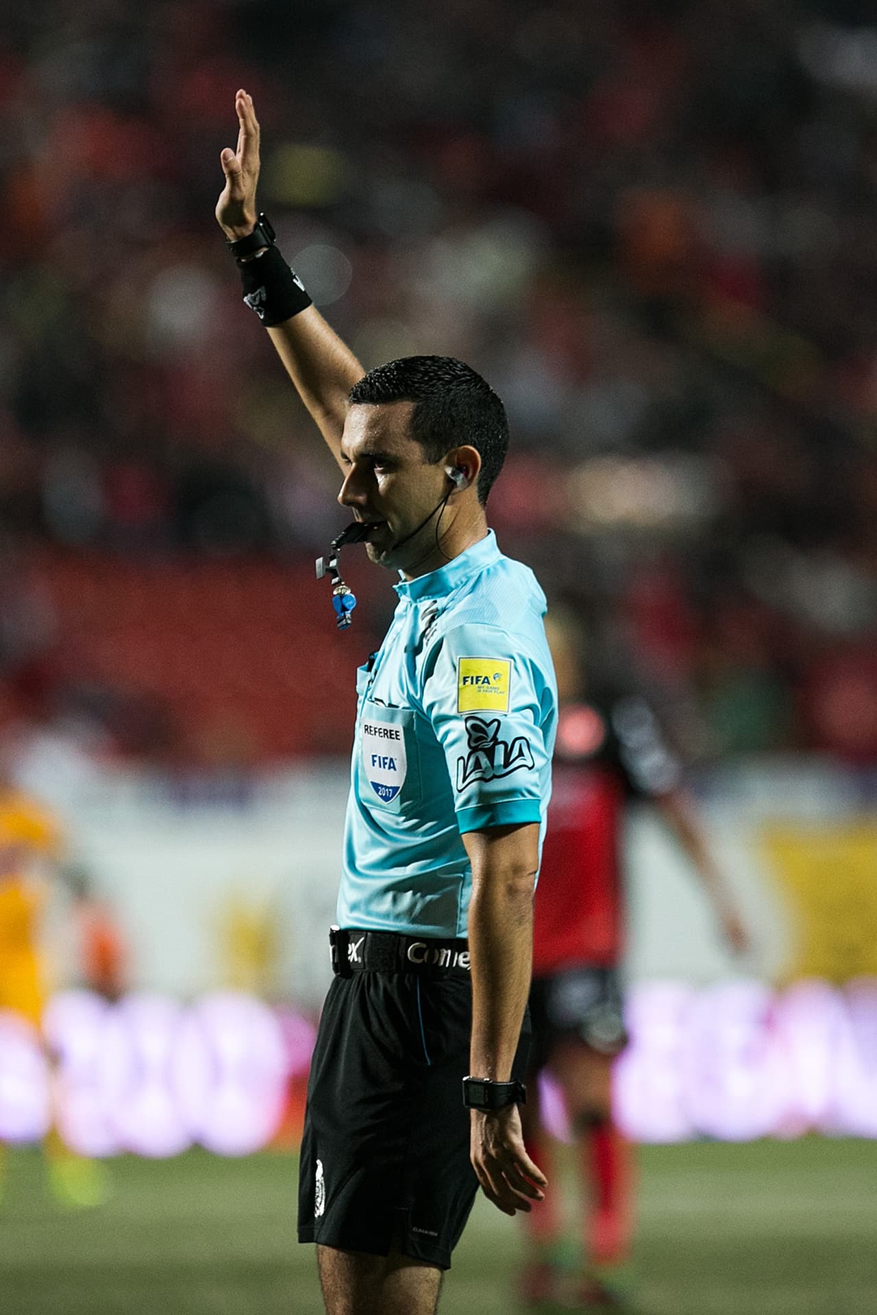 Para César Arturo Ramos fue un partido complicado; varios conatos de bronca y una jugada polémica en el área fueron los momentos de mayor tensión.