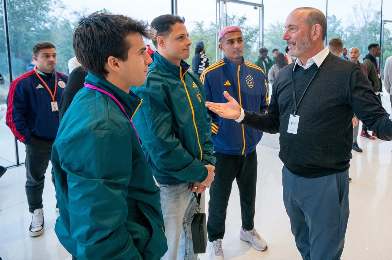 Después de la atención a los medios del martes, las estrellas de la MLS visitaron el miércoles el Apple Park Campus en Cupertino, California, para celebrar el inicio de la sociedad entre Major League Soccer y Apple. Riqui Puig, Chicharito Hernández y Julian Araujo conversaron durante esa visita con Don Garber, Comisionado de MLS.