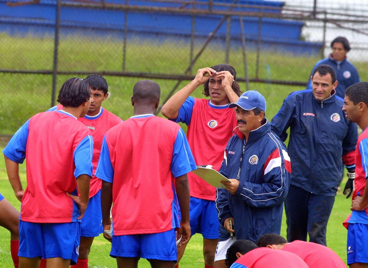 Pinto dirigió por primera vez a una selección en 2004, cuando asumió con Costa Rica. Para esa época ya era conocida su disciplina estricta con sus equipos. Para evitar actos fuera de esa línea armaba dos y hasta tres jornadas de entrenamiento, como lo hizo con Alianza Lima en Perú. Allí los jugadores reclamaron y los directivos los apoyaron.