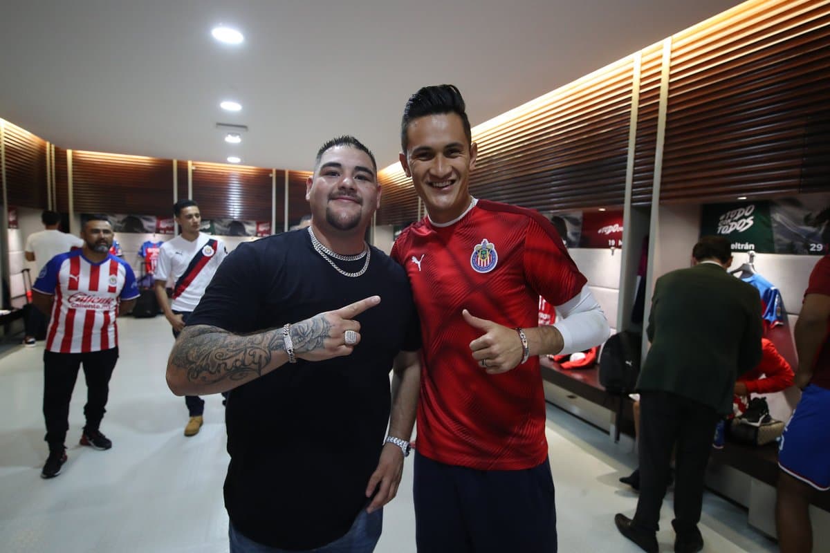 El campeon mundial de boxeo mexicano visitó a las Chivas en su vestuario previo a su encuentro frente al Pachuca.
