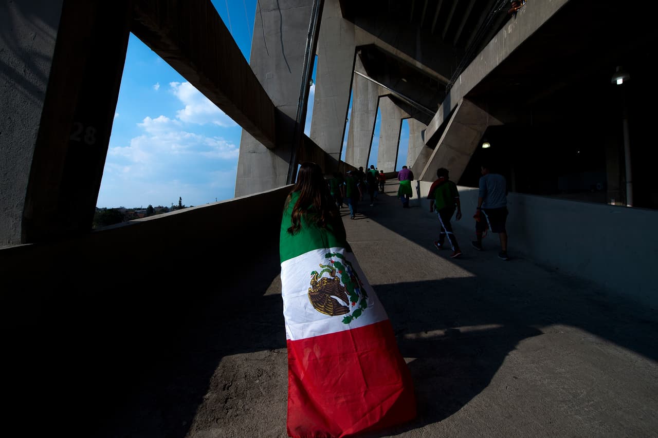 Las banderas, los atuendos típicos y el verde, blanco y rojo se hicieron presentes en el Estadio Azteca. Como siempre, la afición mexicana respondió para apoyar a la Selección.