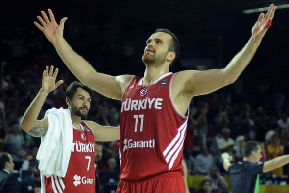 Turquía derrotó a Nueva Zelanda por 76-73 en un reñido duelo correspondiente a la primera jornada del grupo C del Mundial de básquet de España, en Bilbao. Los europeos comenzaron mal el partido, encajando un primer parcial de 17-8, pero a partir del segundo cuarto fueron remontando poco a poco, hasta que el encuentro de decidió en los minutos finales.