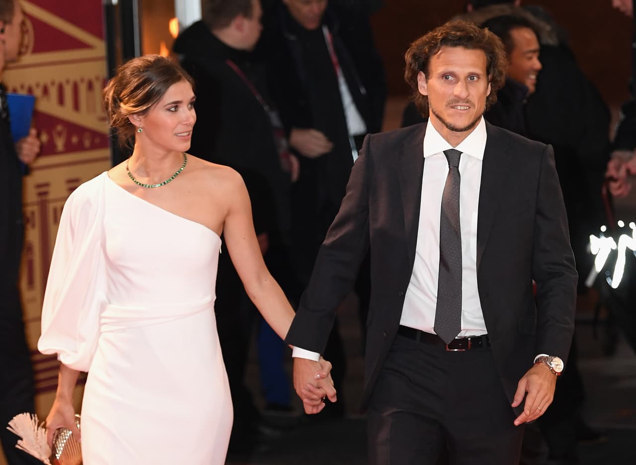 De los primeros en llegar al Kremlin, en Moscú, fue el uruguayo Diego Forlán junto a su esposa Paz Cardoso. El exfutbolista es encargado de uno de los bombos en el sorteo.