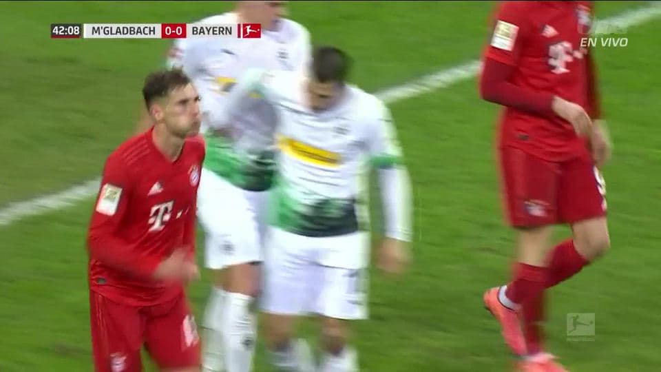 Tiro desviado de Leon Goretzka