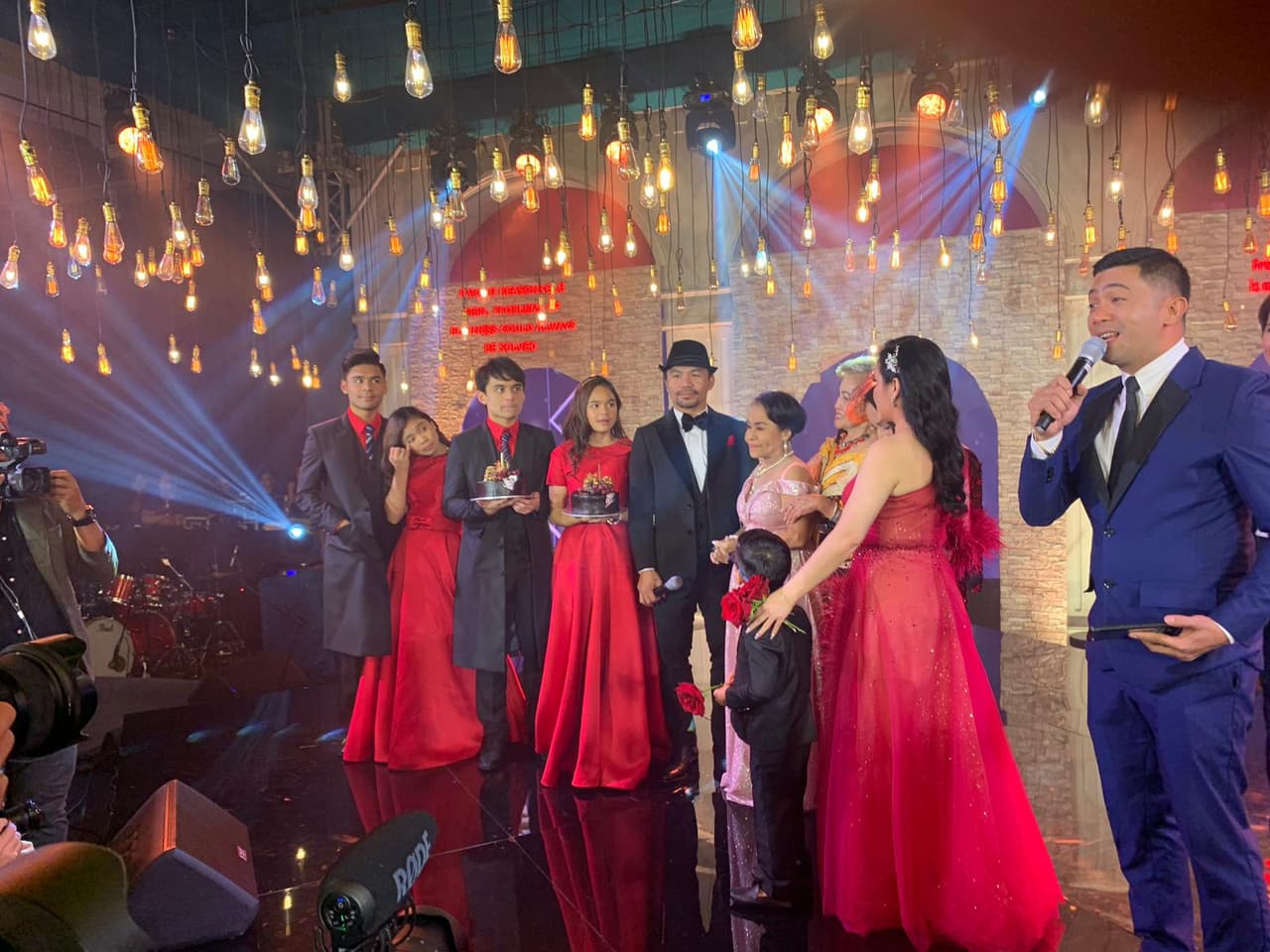 El boxeador filipino, Manny Pacquiao, festejó a lo grande su cumpleaños 41 en compañía de familiares y amigos.