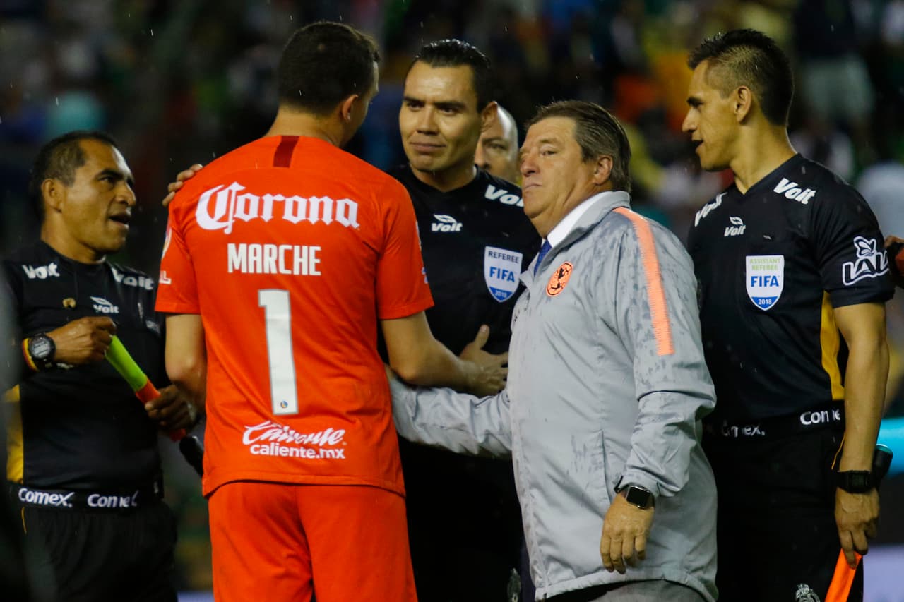 Fiel a su costumbre, 'Piojo' Herrera reclamó el trabajo arbitral al medio tiempo aunque no existían jugadas polémicas hasta ese momento. (Imago 7)