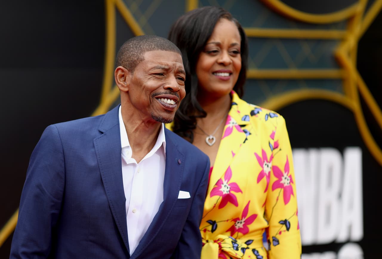 Muggsy Bogues, exjugador de la NBA, y su esposa Kim Bogues.