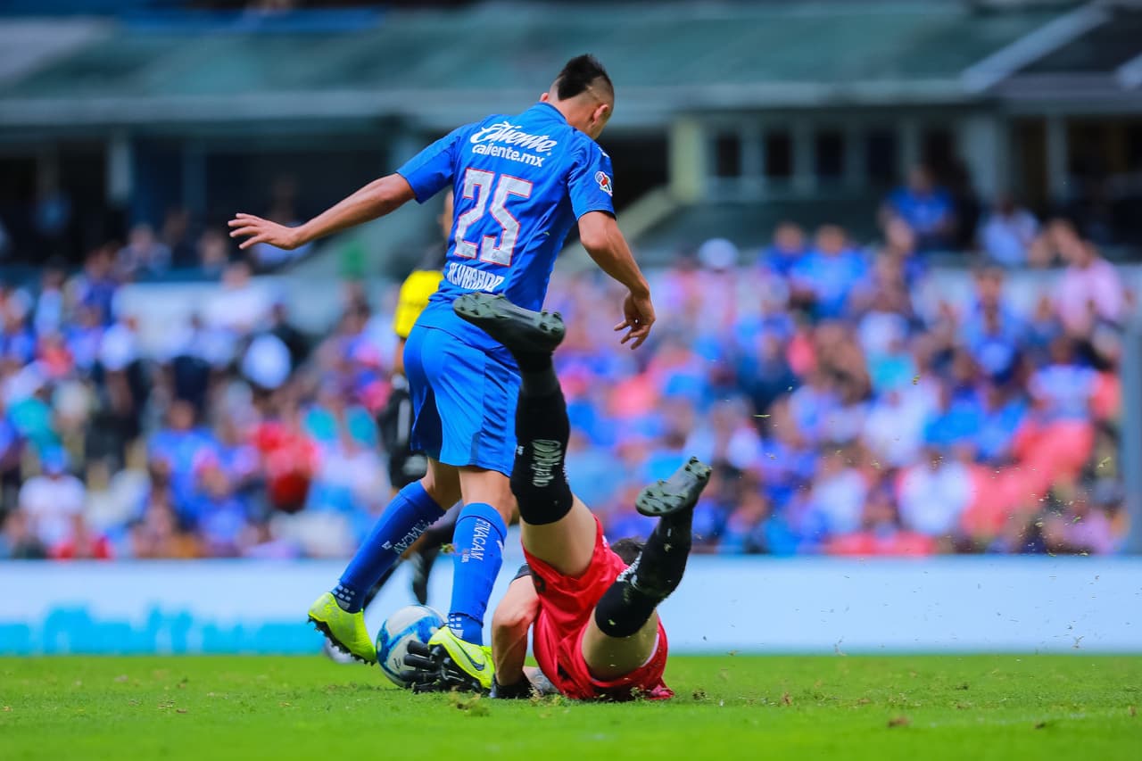 Así se presentó el primer gol celeste con una gran jugada colectiva de Roberto Alvarado, quien tras eludir al portero marcó el primer gol al minuto 62.