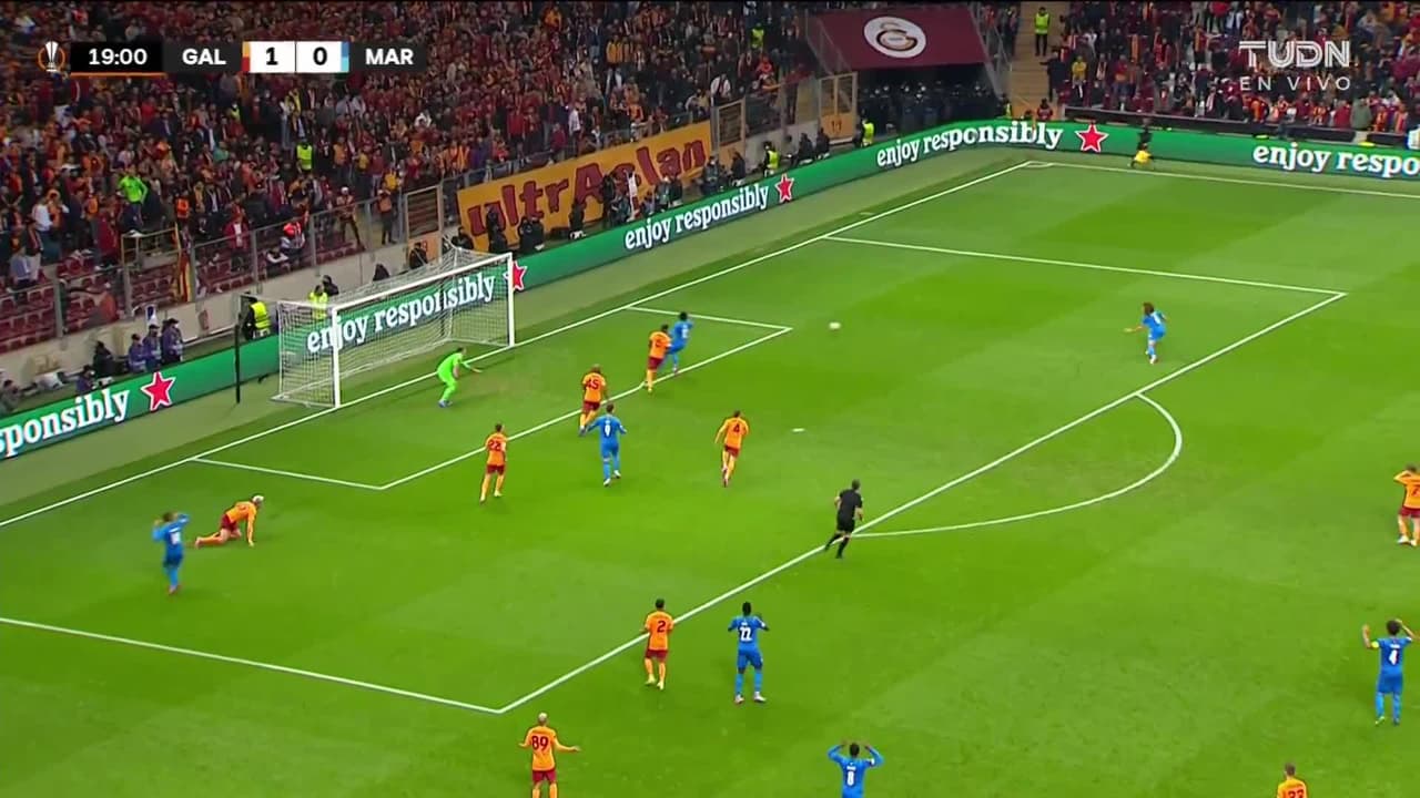 ¡CERCA! Luan Peres disparó que se estrella en el poste.