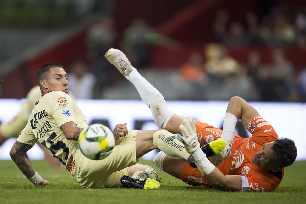 En la jugada de Castillo, el delantero de las Águilas pateó en la cara al guardameta Vikonis pero únicamente le mostraron la cartulina amarilla y se armó una pequeña trifulca.