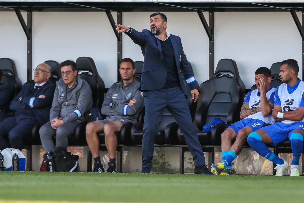 Buen triunfo del Porto que dirige Sergio Conceicao (centro), que con 72 puntos se mantiene en el cabeza a cabeza por la Liga con el Benfica que este domingo recibe al Vitória Setúbal.
