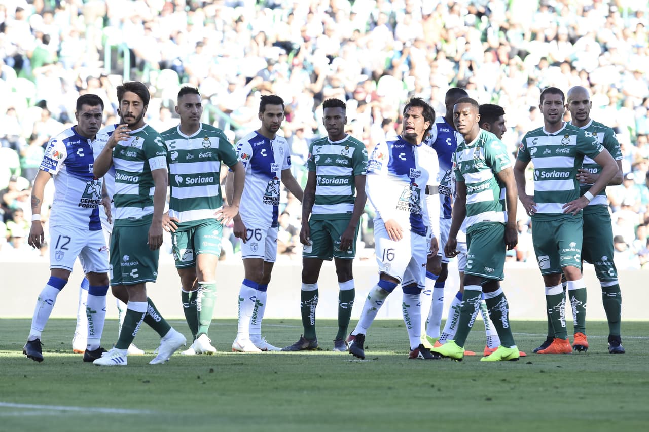 Claramente el Pachuca, en busca del boleto a la Liguilla, comenzaba a arriesgar más al adelantar líneas para abrir a la defensa verdiblanca.