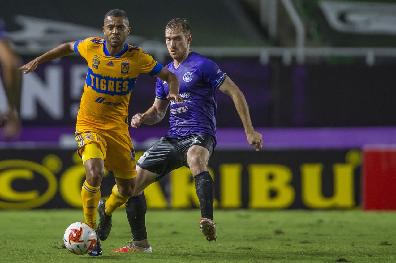 Hacia los 25’ Tigres robaba el esférico a los locales.