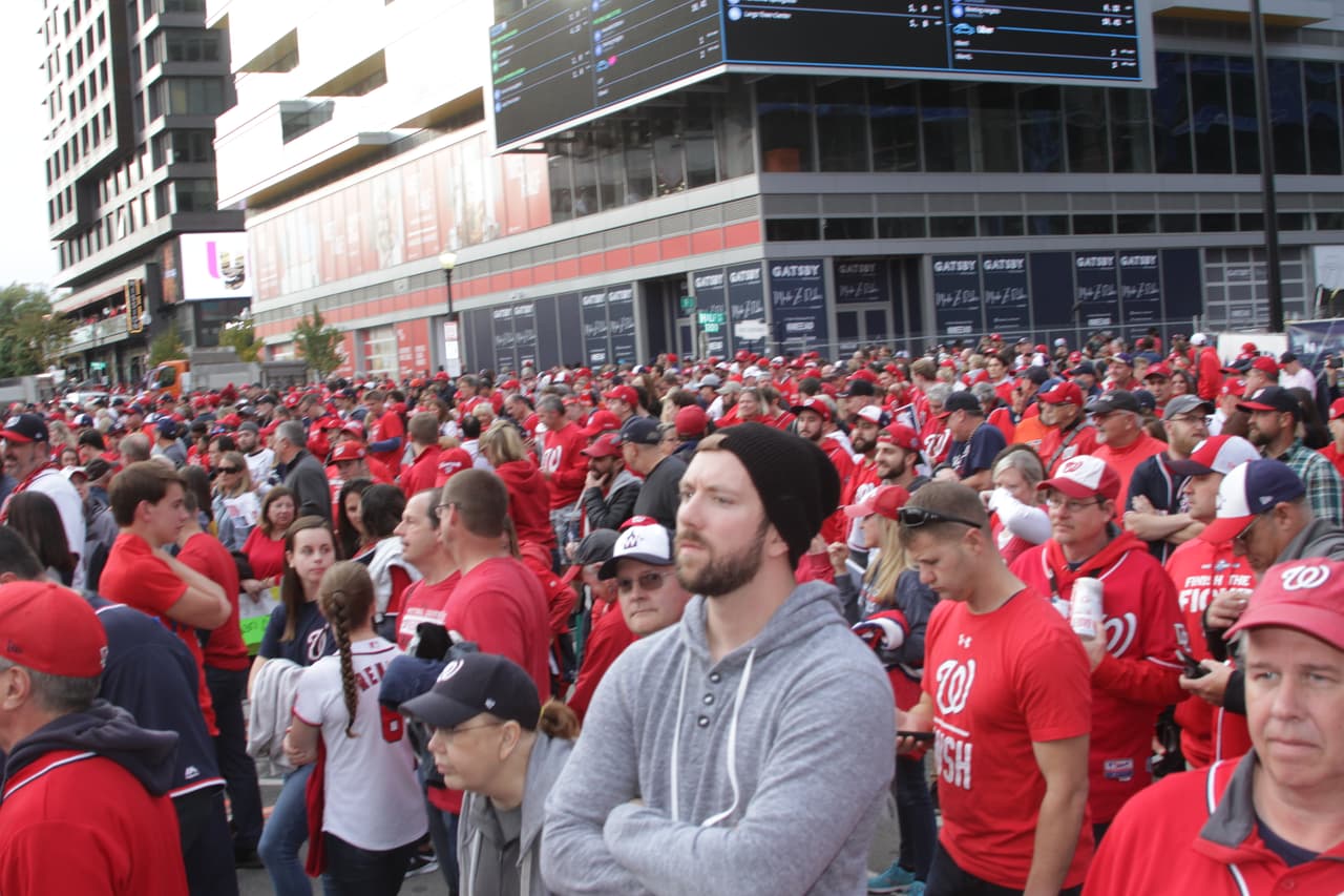 Comienza a caer la noche en Washington y los aficionados empiezan a llegar el estadio para ver el juego 3 de la Serie Mundial.