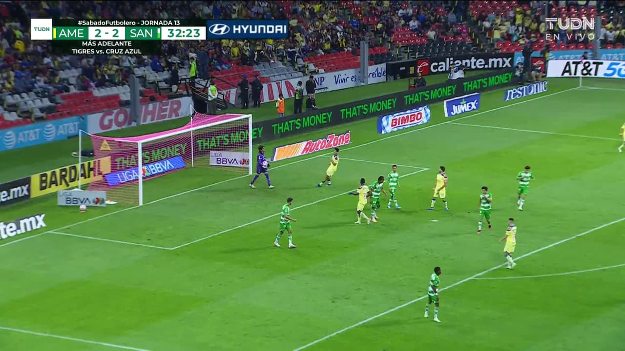 ¡TIRO ATAJADO! disparo por Julián Quiñones.