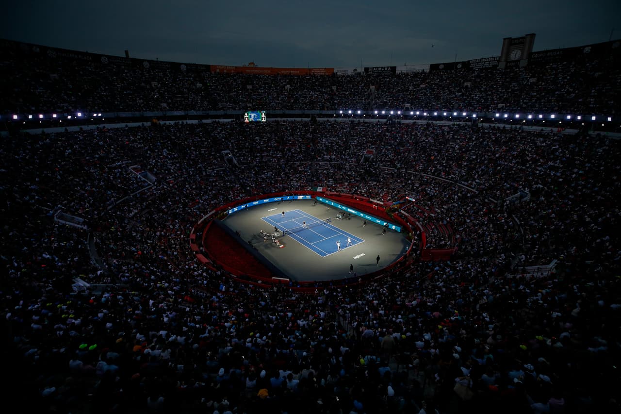 Roger Federer se impuso 2 sets a 1 ante Alexander Zverev en un juego de exhibición que representó una fiesta total en la Plaza de Toros México.