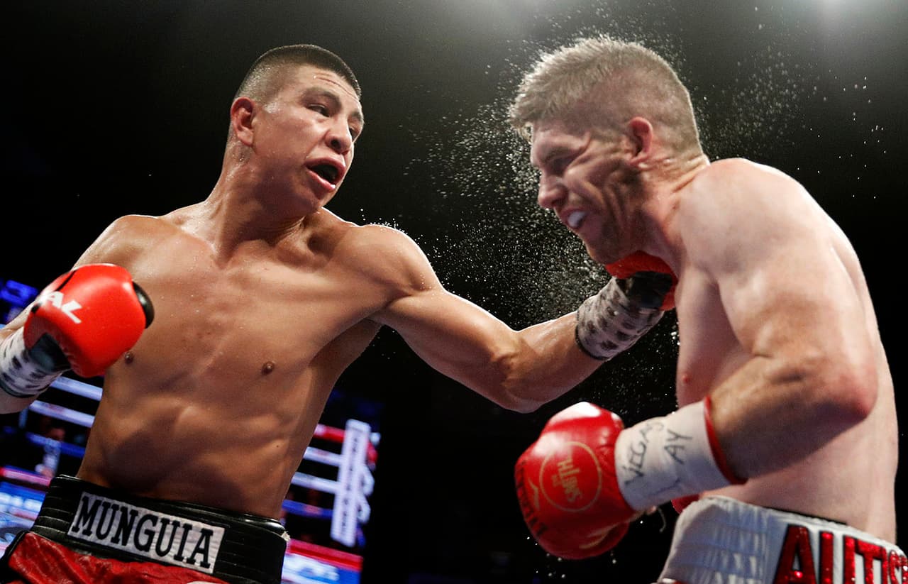 Jaime Munguía (izquierda) encontró el camino para seguir castigando a su rival.