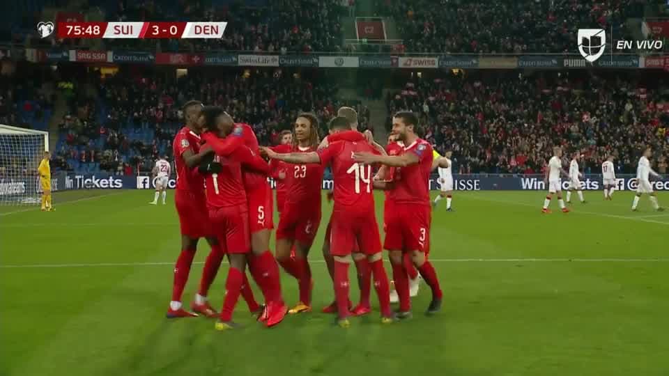 Con pirueta incluida, Breel Embolo marcó el 3-0 de Suiza sobre Dinamarca