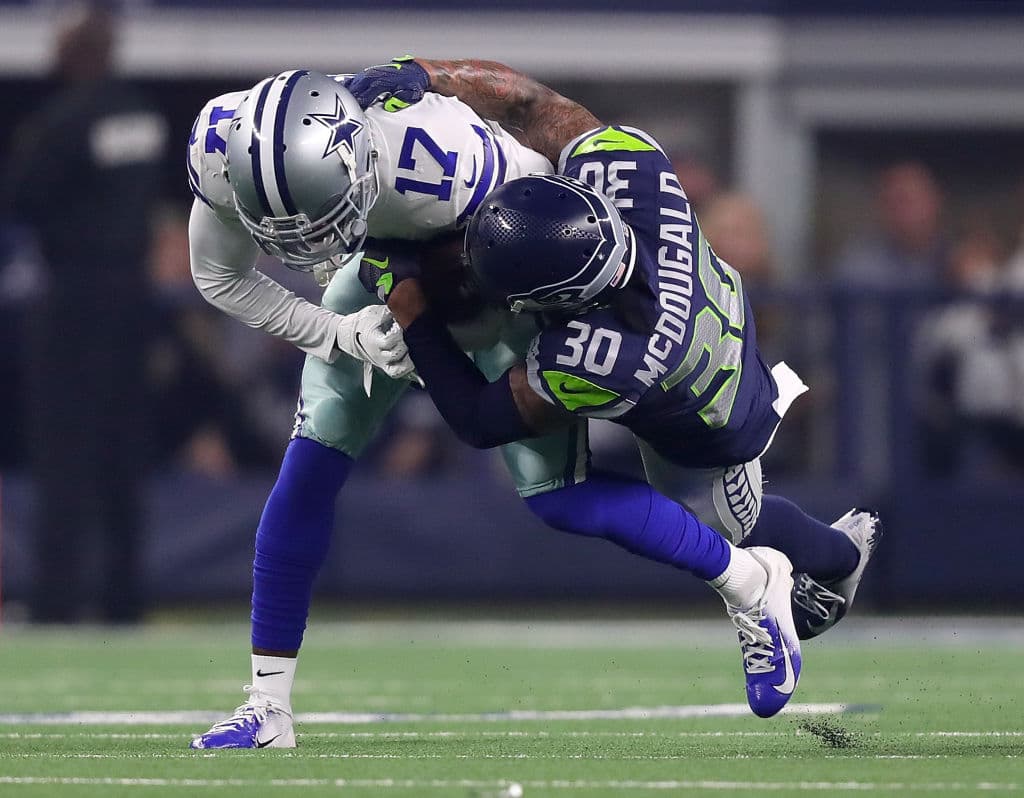 Sin embargo, tras una recepción de 14 yardas en el primer cuarto, Allen Hurns (izquierda) sufrió una grave lesión, en el juego de Comodines entre Dallas Cowboys y Seattle Seahawks.