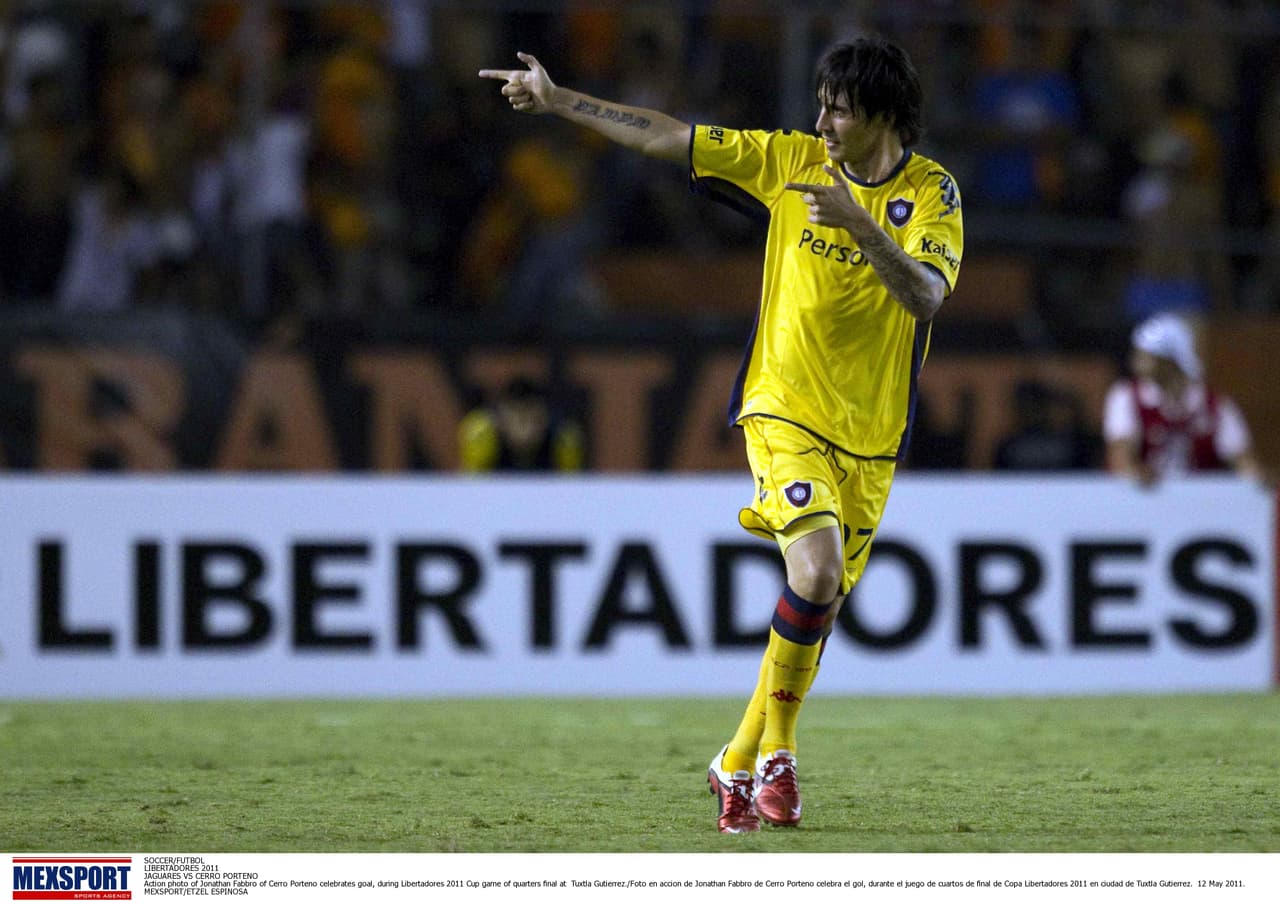 En el 2004 se va a Colombia y juega por el Once Caldas, ganando la Copa Libertadores.