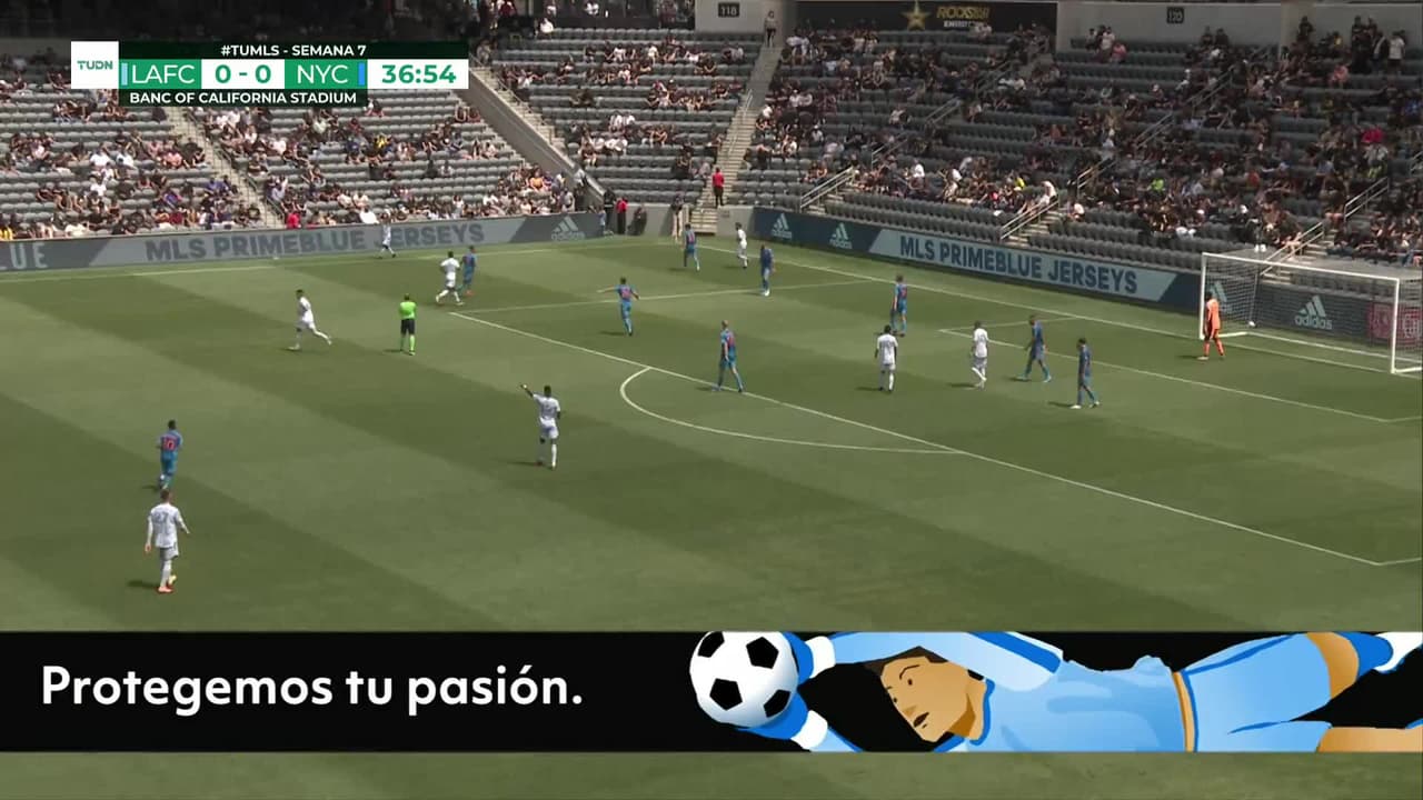 ¡TIRO ATAJADO! disparo por Diego Rossi.