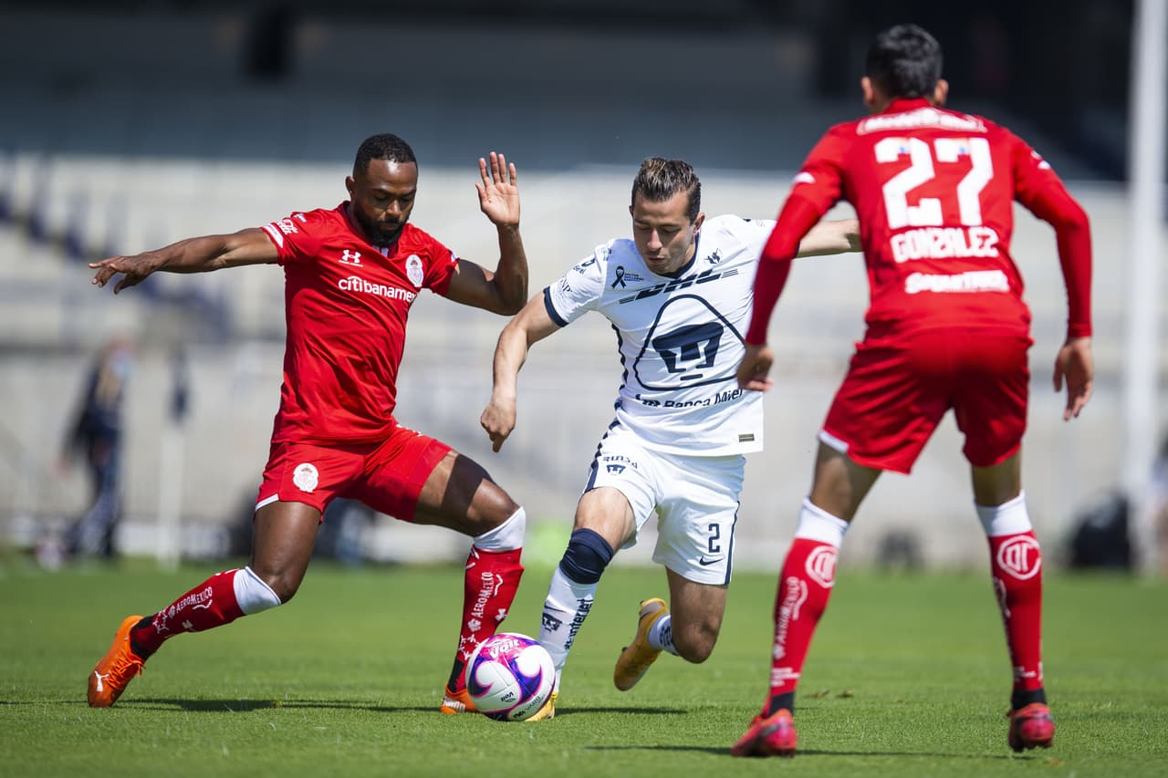 Carlos Gutierrez se acerca al área y remata pero es desviado y tiro de esquina para Pumas.