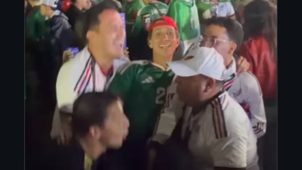 Aficionados lanzaron al aire al Tilón Chávez por el gol de su hijo, Mateo Chávez, con México