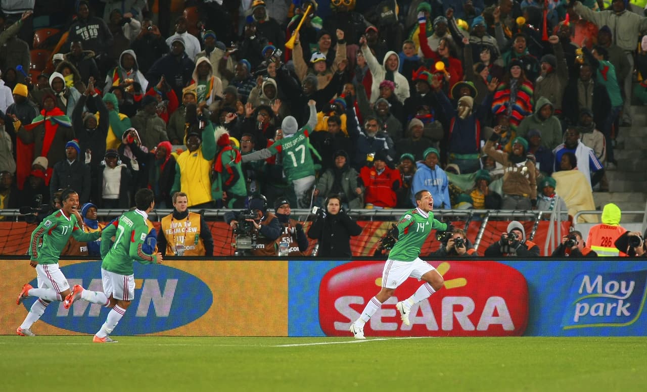 Como si fuera el General Ignacio Zaragoza, Javier Hernández abrió el camino de la victoria ante los franceses.