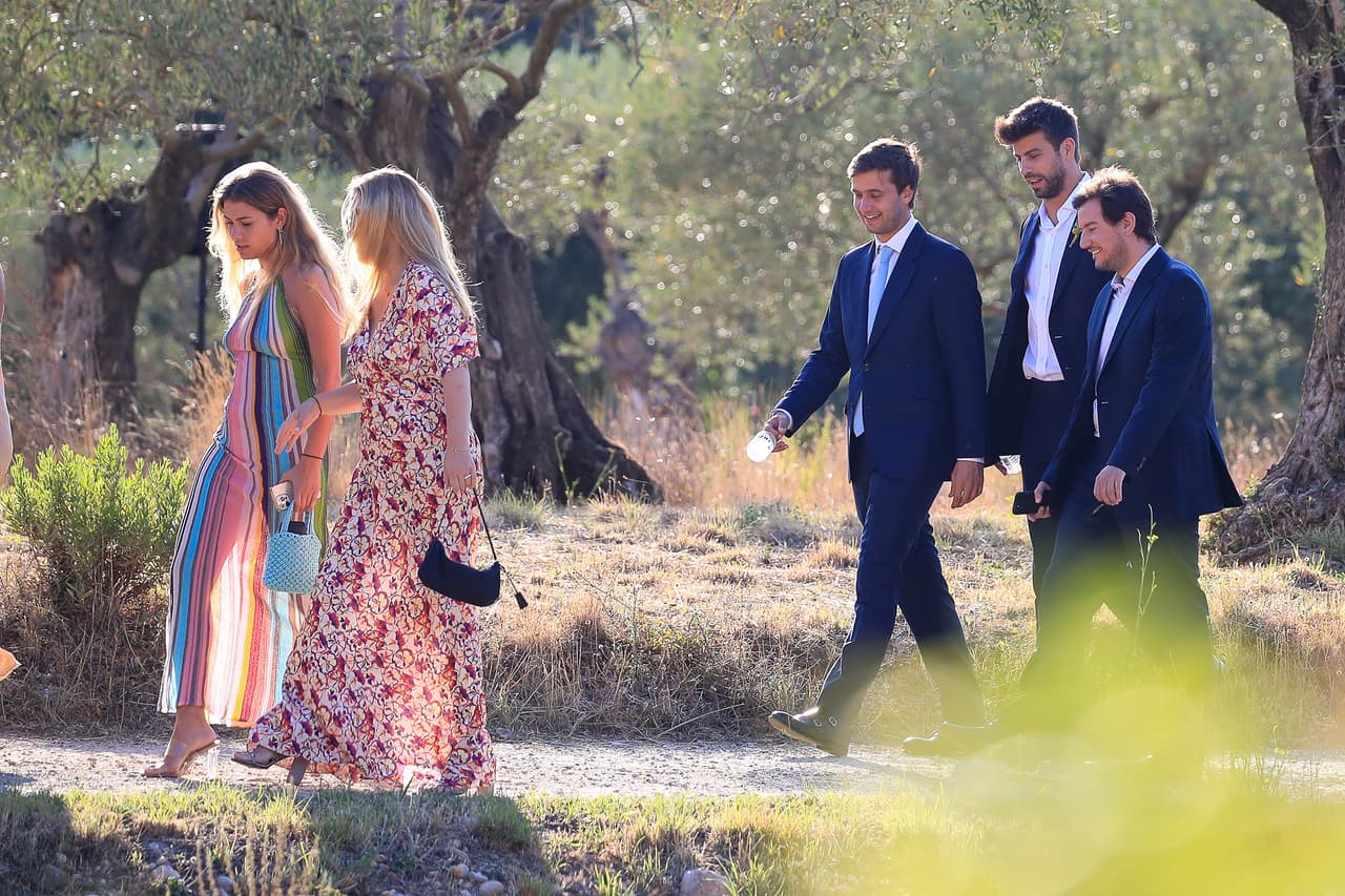 El atuendo lo combinó con un bolso rectangular de mimbre en color azul, aretes dorados y sandalias de tiras transparentes.