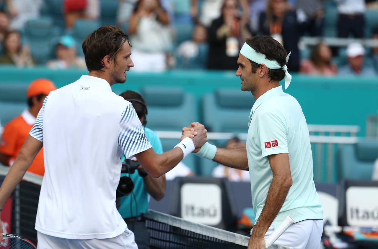 Federer acabó el partido con 57 puntos ganados por 42 de Medvedev, que apenas colocó un saque directo y cometió una doble falta.