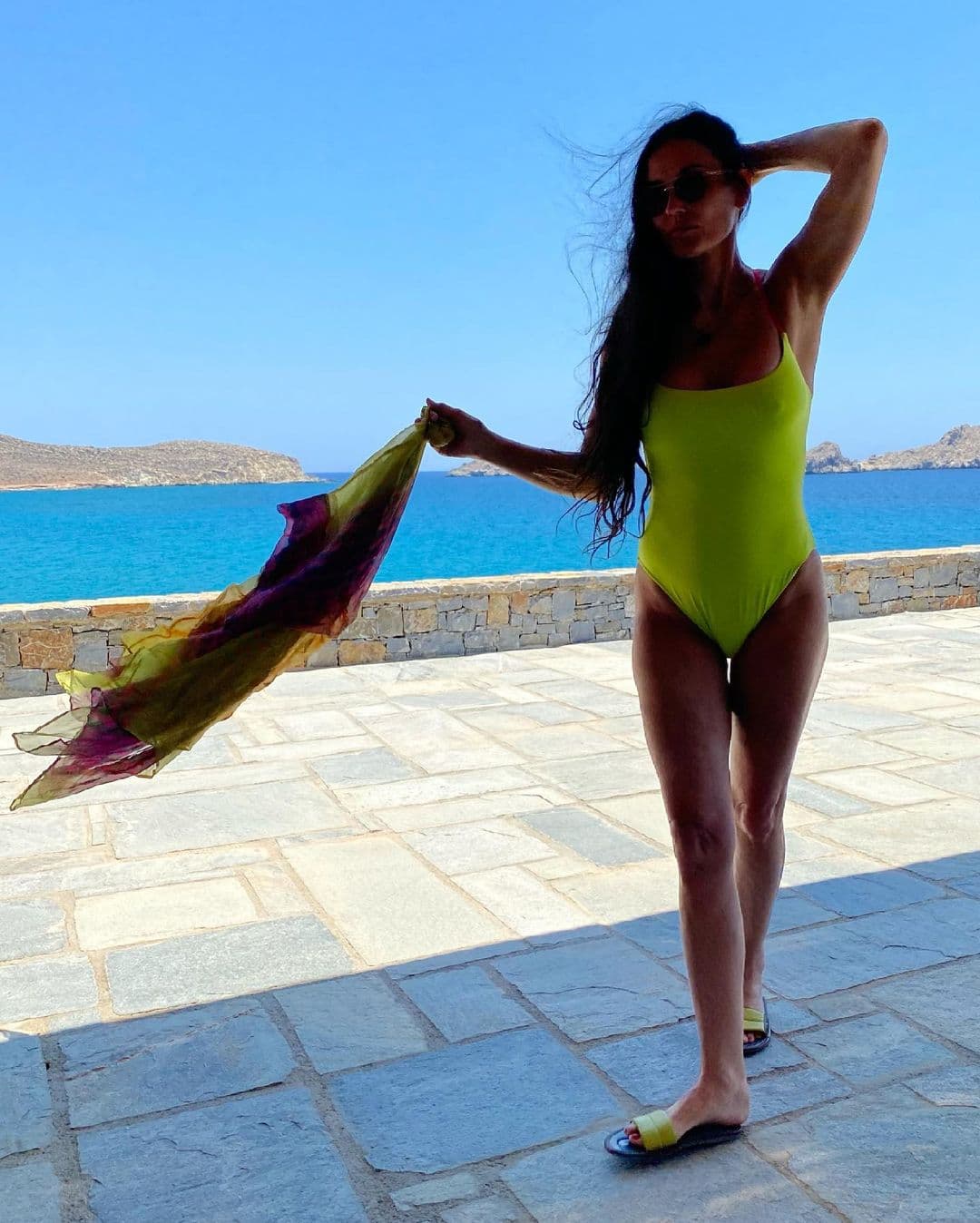 Unos días antes, Moore compartió algunas fotos más del viaje mientras sonreía ampliamente en un colorido traje de baño de una pieza de color lima y neón.