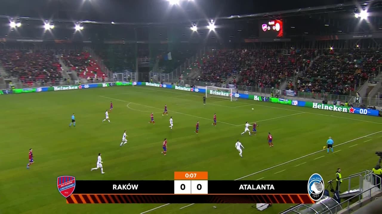 Arranca el partido y la pelota está en juego.