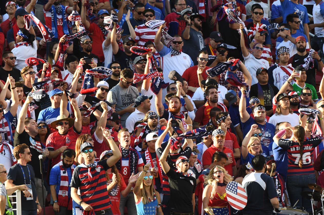Apoyar a tu selección en una final no se da todos los días y aficionados de Jamaica y Estados Unidos acudieron al Levi's Stadium con banderas, maquillajes, disfraces y mucha emoción.