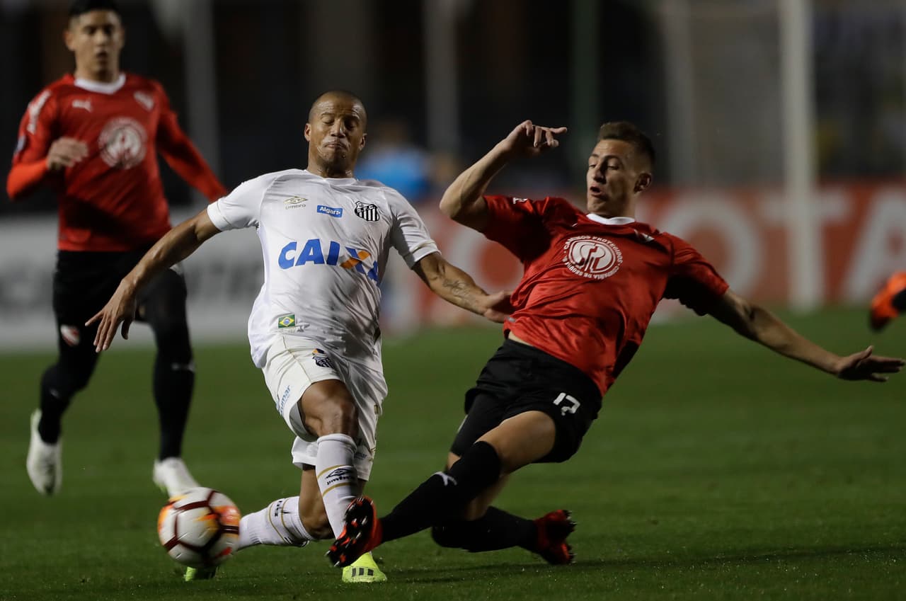 El uruguayo Carlos Sánchez (izq)
<b> </b>alineó en el primer duelo de la serie pese a tener pendiente una sanción por su expulsión en un juego de la Copa Sudamericana 2015 cuando jugaba en River Plate
<b>.</b>
<br>