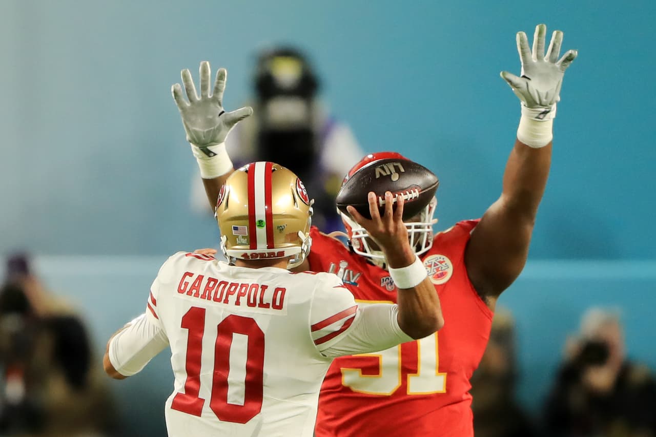 Jimmy Garoppolo recibió un duro golpe que le ocasionó soltar el balón sin observar a su receptor y fue interceptado.