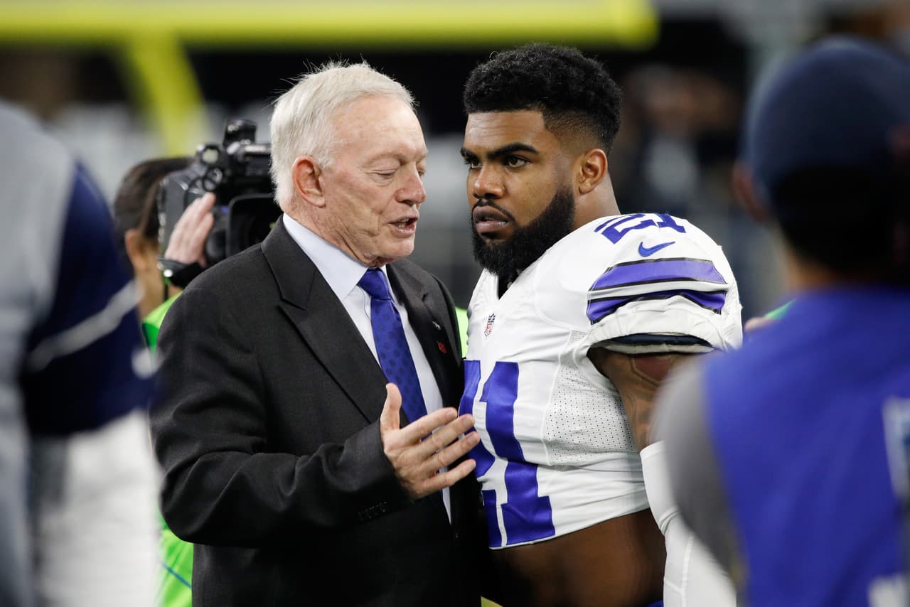 ARLINGTON, TX - JANUARY 15: Dallas Cowboys owner Jerry Jones talks with Ezekiel Elliott #21 of the Dallas Cowboys before the NFC Divisional Playoff Game against the Green Bay Packers at AT&T Stadium on January 15, 2017 in Arlington, Texas. (Photo by Joe Robbins/Getty Images)
