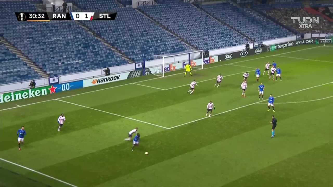 ¡TIRO ATAJADO! disparo por Alfredo Morelos.