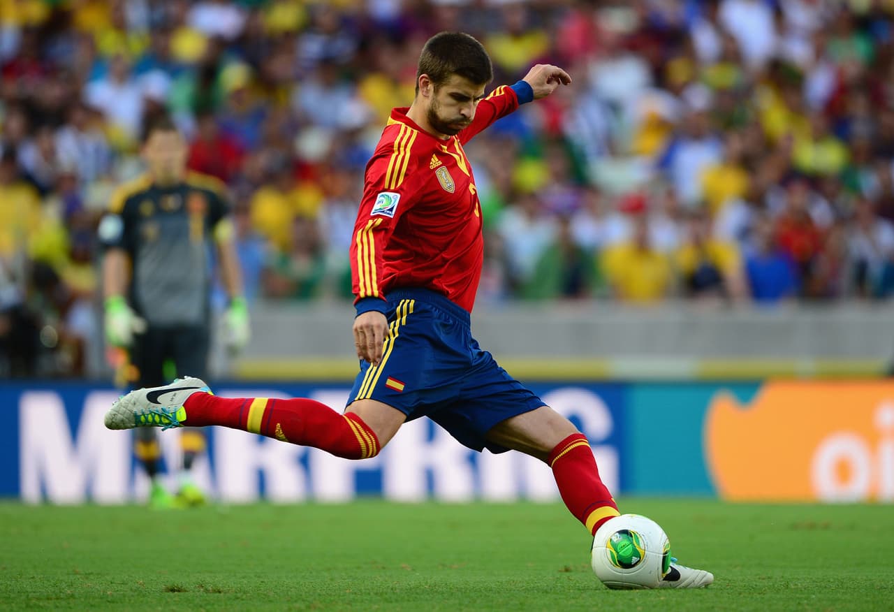 En el actual equipo de Julen Lopetegui, Piqué es uno de los titulares indiscutibles y con su compañero Sergio Ramos, rival en Real Madrid, son una muralla.