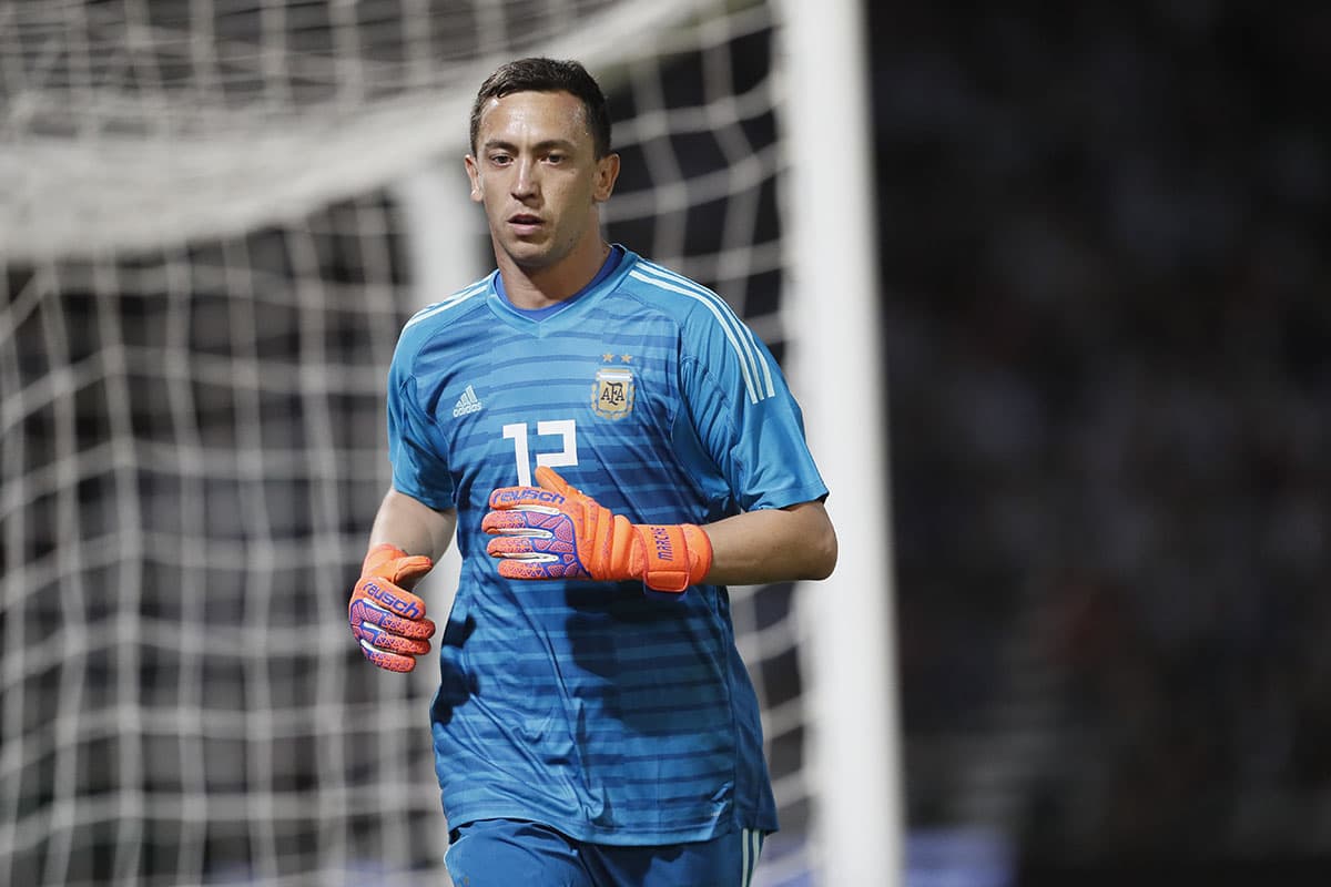 Con el uniforme limpio y sin mayores preocupaciones, así se retiró el arquero argentino Agustín Marchesín, quien actuó los 90 minutos con la Albiceleste siendo un espectador más.