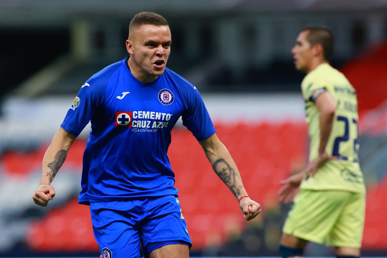 'Cabecita' Rodríguez marcó el gol de la victoria para Cruz Azul ante las Águilas del América.