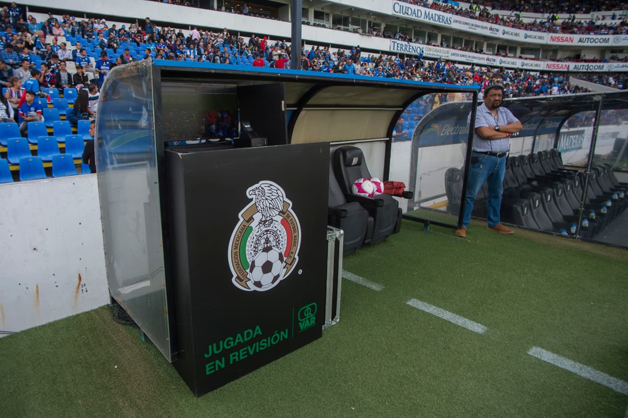 En el Estadio Corregidora la presencia del VAR que no fue utilizado durante el juego entre Querétaro y Cruz Azul.