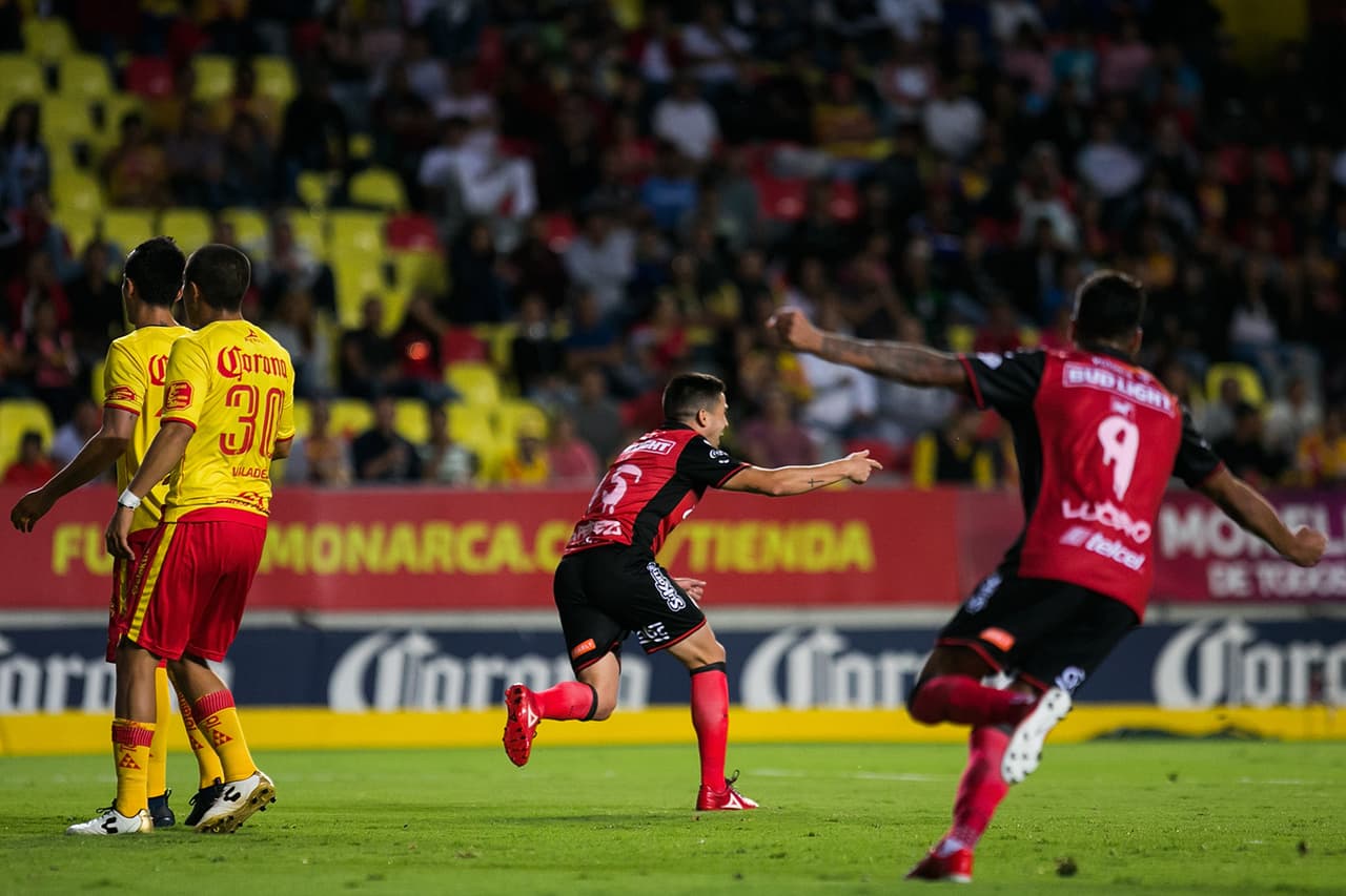 Action photo during the match Morelia vs Tijuana, corresponding to the knockout stages of the Crown MX Apertura 2017 Cup at Estadio Morelos. Foto de accion durante el partido Morelia vs Tijuana, Correspondiente a los Octavos de Final de la Copa Corona MX del Torneo Apertura 2017, en el Estadio Morelos, en la foto: Damian Perez celebra su gol de Tijuana 24/10/2017/MEXSPORT/Emiliano.